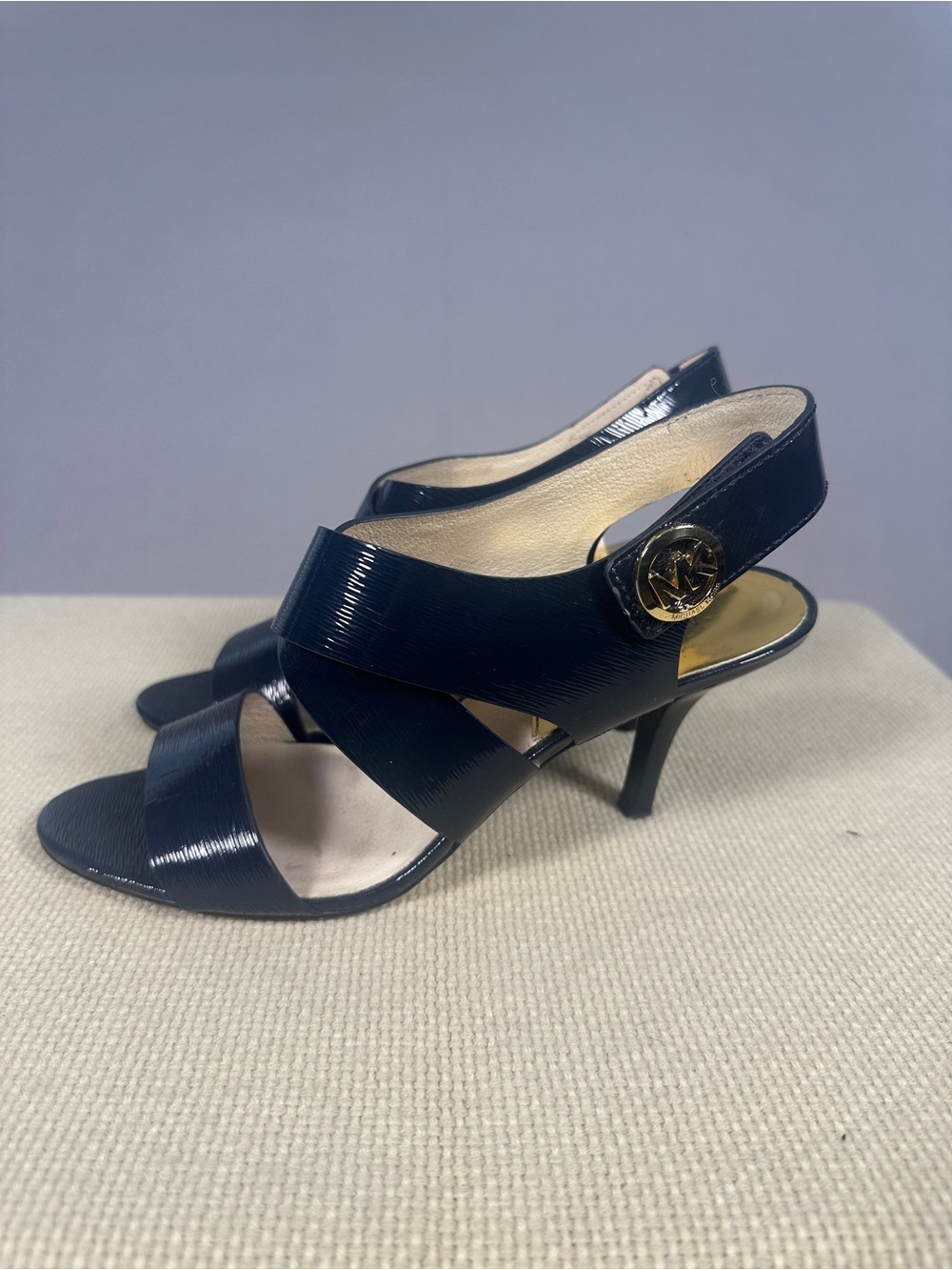 Michael Kors Joselle Navy Patent Leather Sling Back Heels Sandals Sz 8.5 MK Logo